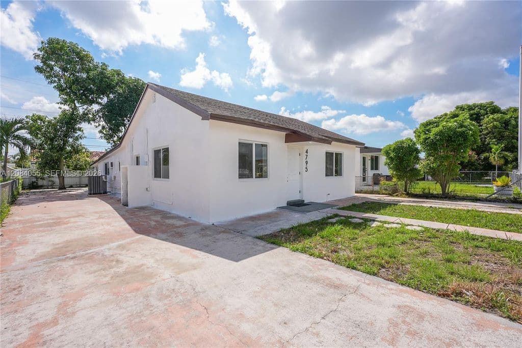 5+1 Müstakil ev — 4795 E 8th Ct