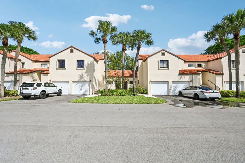 2-bedroom Condo — 22 Via De Casas #103