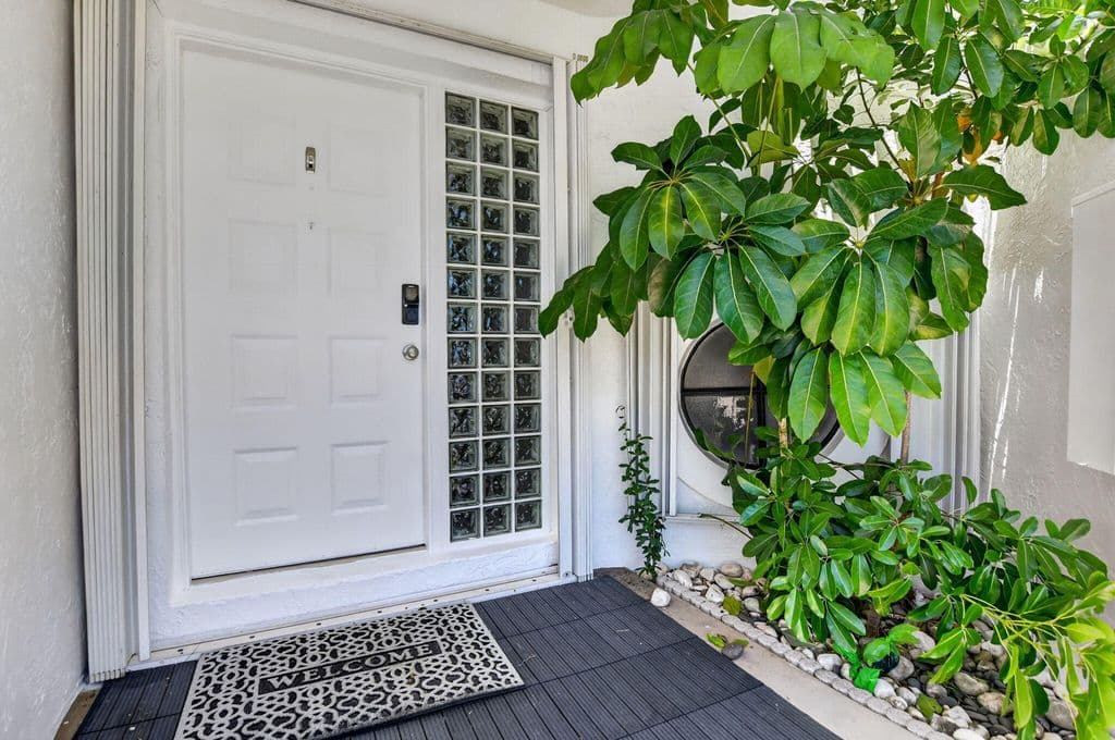 2+1 Mülk — 327 NW 36TH Avenue
