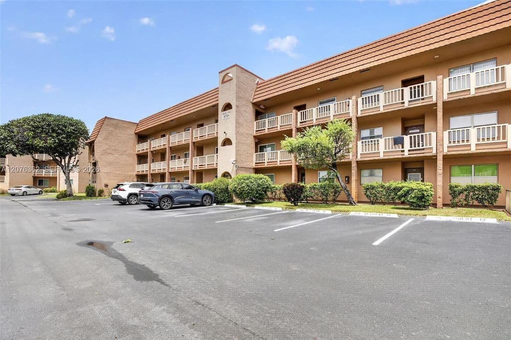 2-bedroom Condo — 9721 Sunrise Lakes Blvd APT 102