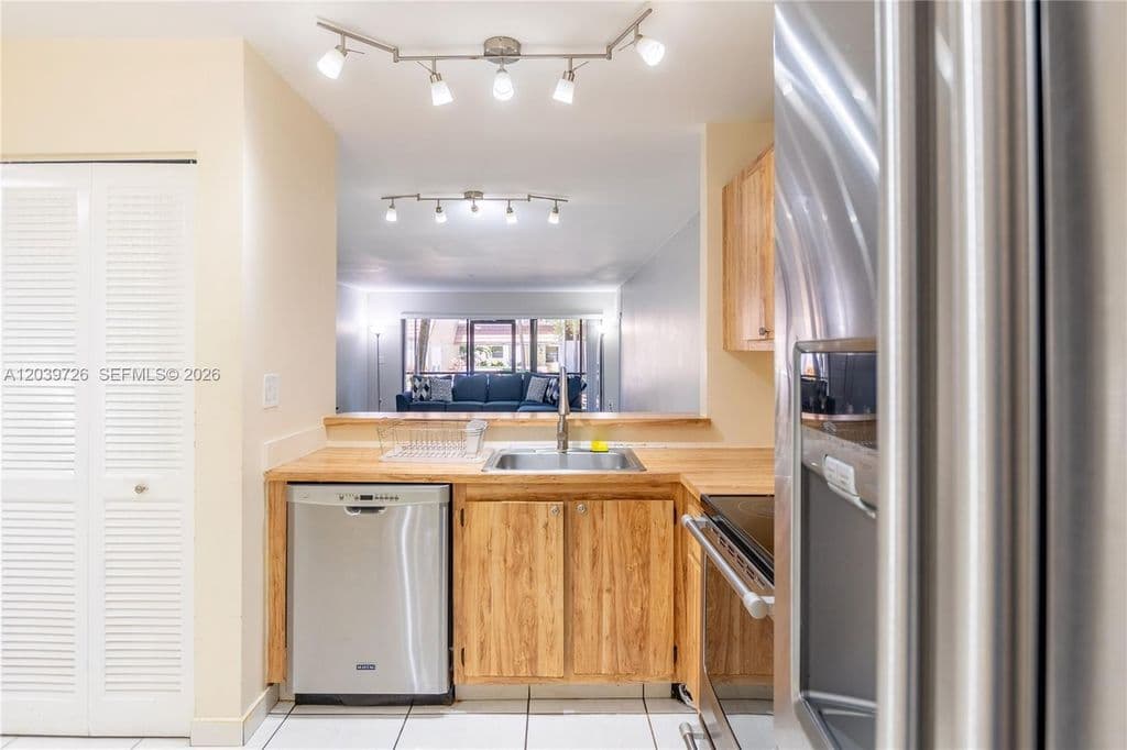 2+1 Condo — 601 Ives Dairy Rd APT 101-8
