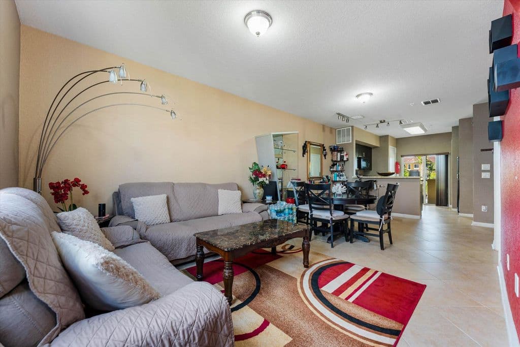 2+1 Mülk — 131 NW 2nd Avenue #3