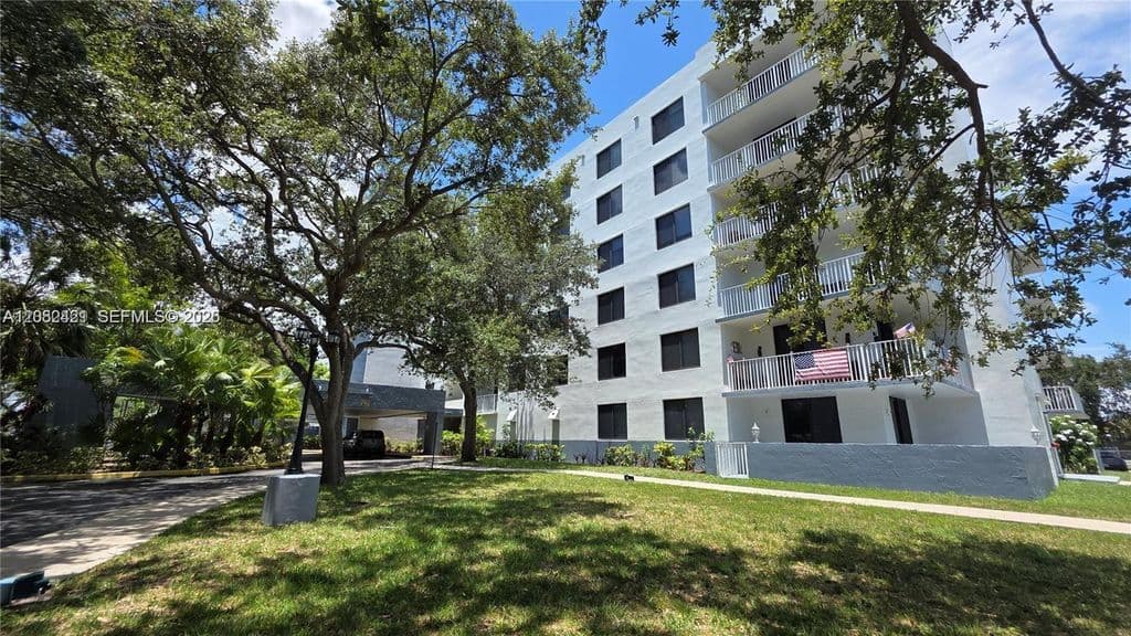 2-bedroom Condo — 901 Hillcrest Dr APT 215