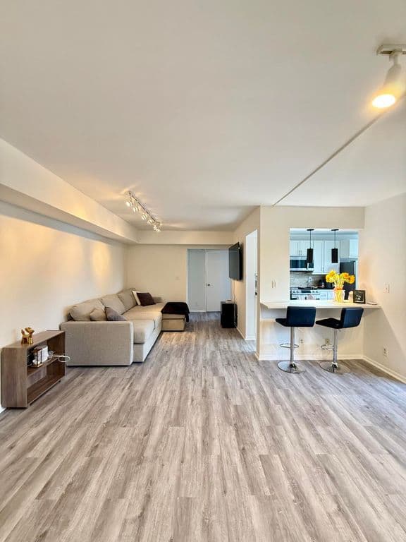 2+1 Condo — 5910 MORNINGSTAR Circle #306