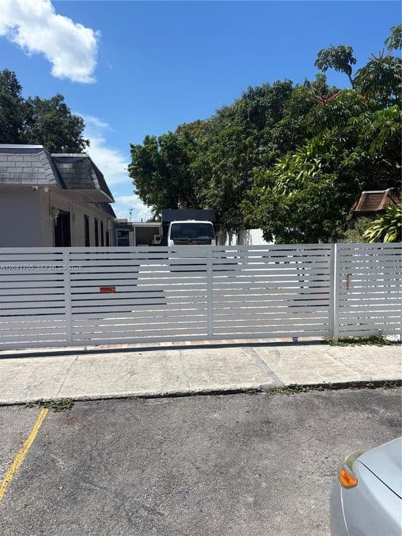 4+1 Mülk — 21122 NW 39th Ave