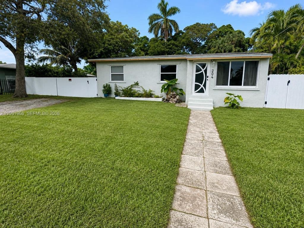 3+1 Müstakil ev — 204 SW 7th Ave