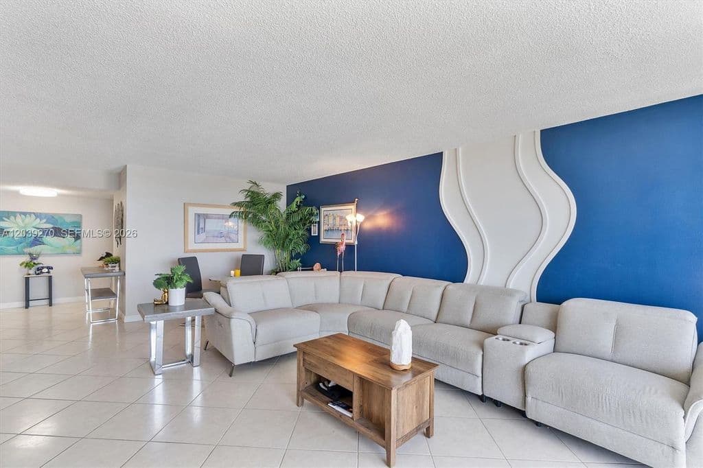 2+1 Condo — 18031 Biscayne Blvd APT 1401