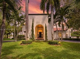 4+1 Müstakil ev — 8215 Grand Canal Dr, Miami, 33144