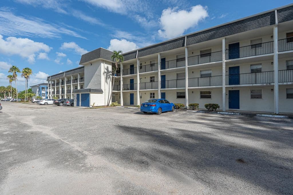 2-bedroom Condo — 5100 SW 64TH Avenue #204A