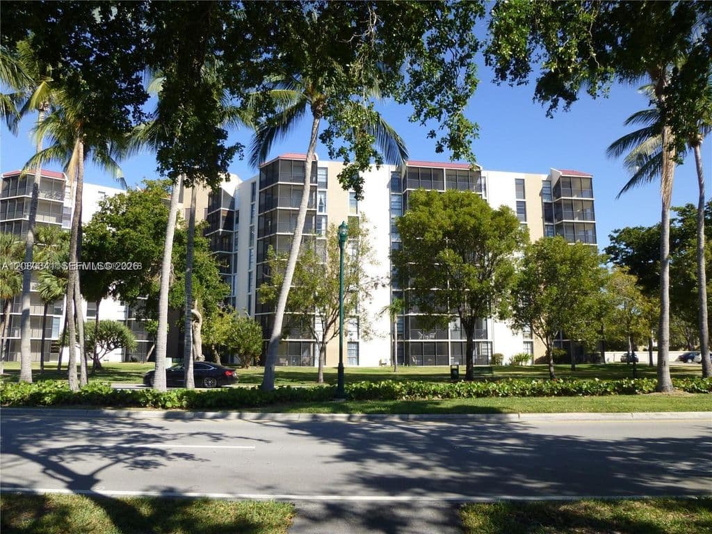 2+1 Condo — 3101 N Country Club Dr APT 107
