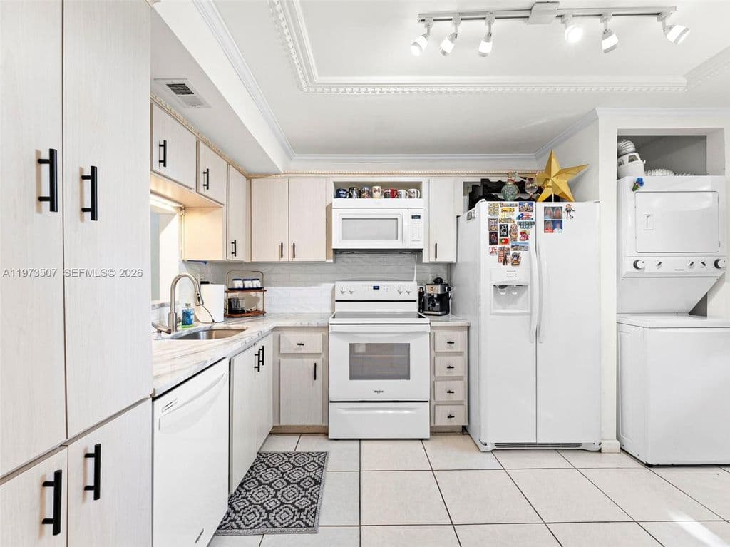 2-bedroom Condo — 901 Colony Point Cir APT 304