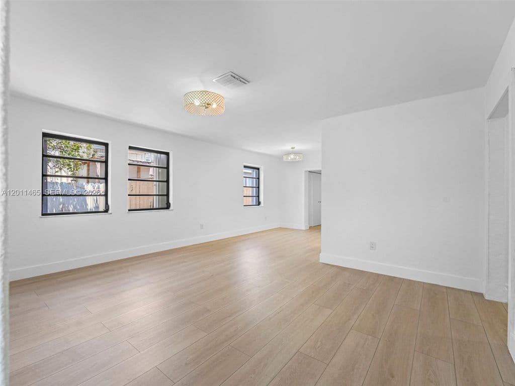 5+1 Müstakil ev — 521 SW 64th Ct