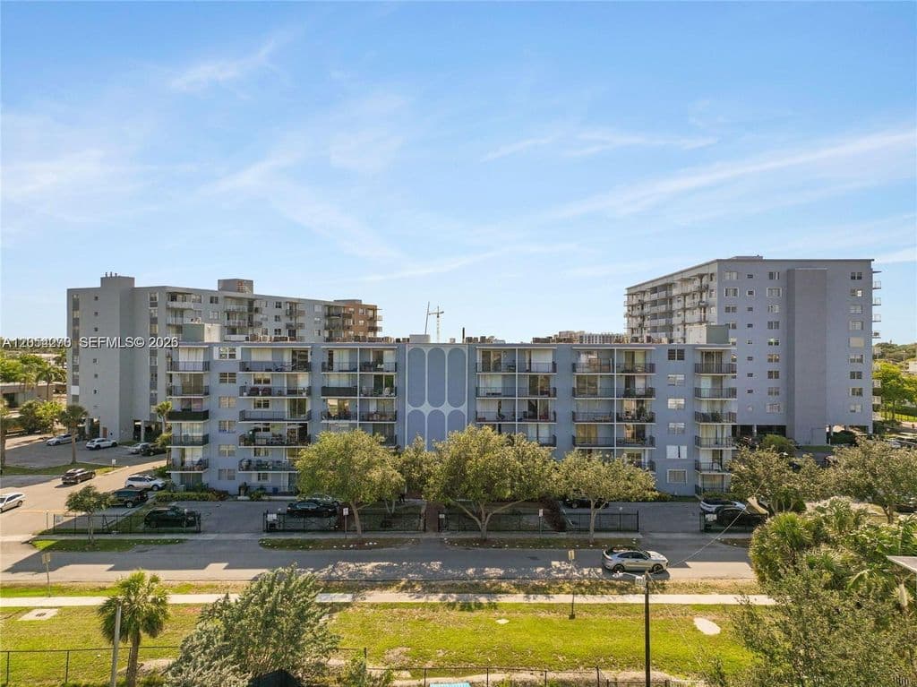 2+1 Condo — 12500 NE 15th Ave APT 402