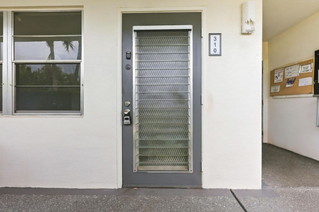 1-bedroom Condo — 310 OAKRIDGE R Court #310