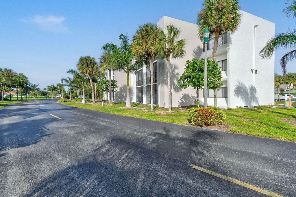 2+1 Condo — 1605 S Us Highway 1 #301v6