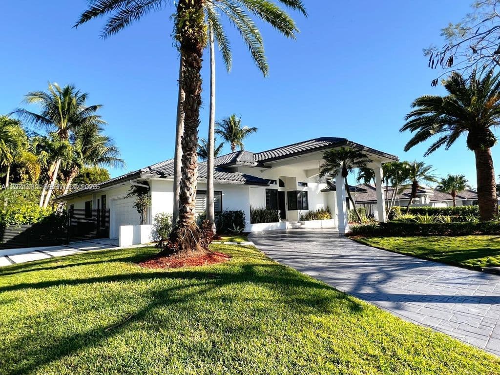 4-bedroom Single-Family Home — 17615 SW 80th Ct