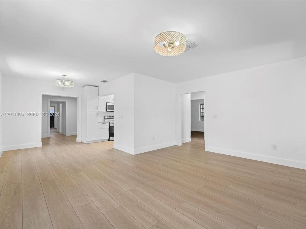 5+1 Müstakil ev — 521 SW 64th Ct