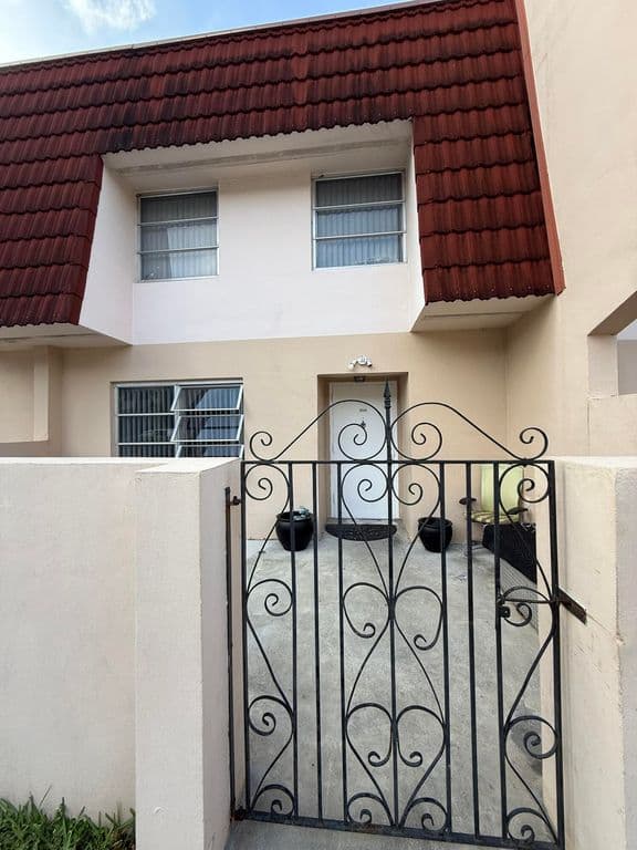 3-bedroom Property — 4136 Inverrary Drive #15C