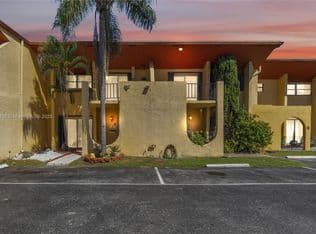 3-bedroom Townhouse — 13715 SW 84th St APT F, Miami, 33183