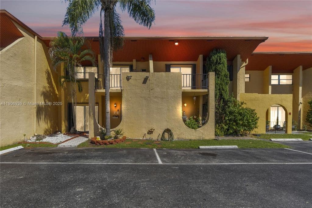 3-bedroom Property — 13715 SW 84th St APT F