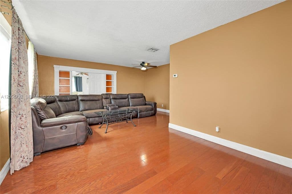 3+1 Müstakil ev — 220 SW 65th Ave