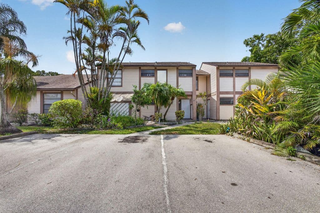 3-bedroom Condo — 110 SHERWOOD Circle #4C