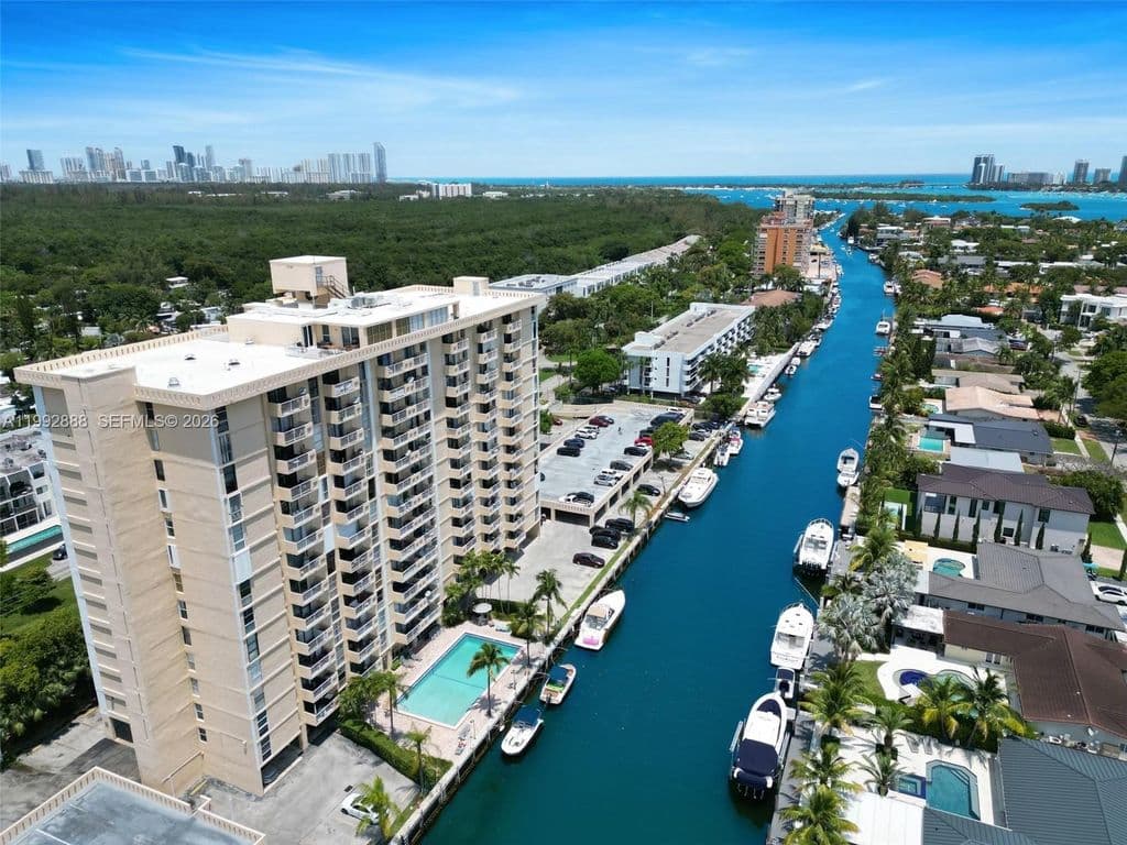 1-bedroom Condo — 2350 NE 135th St APT 1101