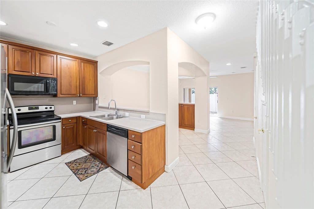 3-bedroom Property — 6603 CATALINA Lane #0