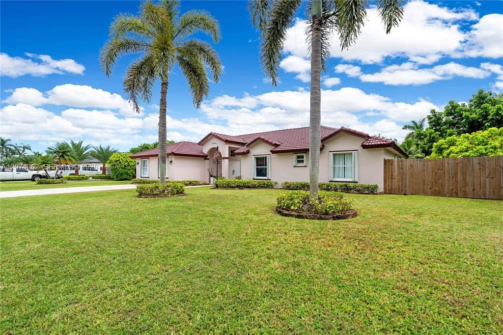 5-bedroom Single-Family Home — 28565 SW 158th Ct