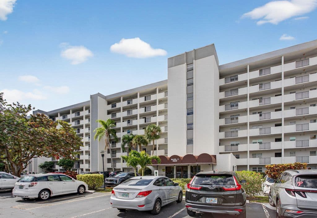 3-bedroom Condo — 5900 NW 44th Street #115