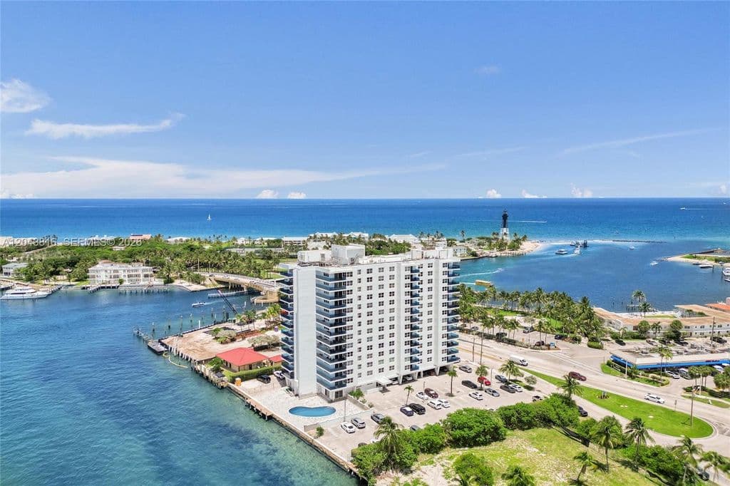2-bedroom Condo — 2639 N Riverside Dr APT 206
