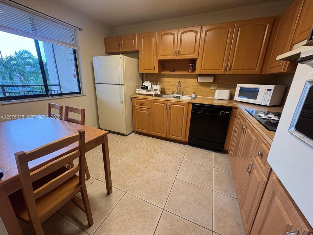 2+1 Condo — 16471 Blatt Blvd APT 203