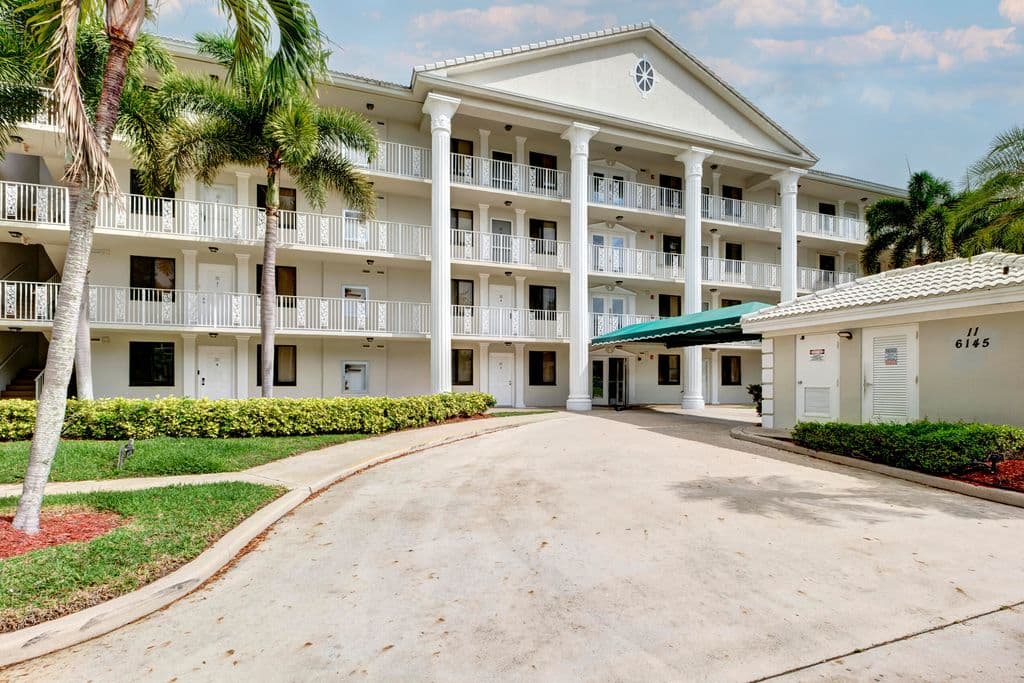 2-bedroom Condo — 6145 Balboa Circle #103