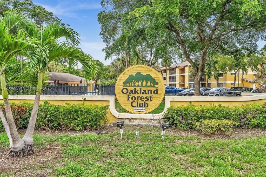 2+1 Condo — 3021 N Oakland Forest Dr APT 208