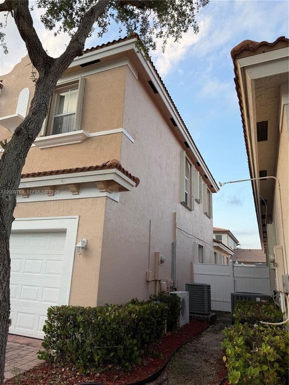 5-bedroom Single-Family Home — 3955 NE 13th Dr