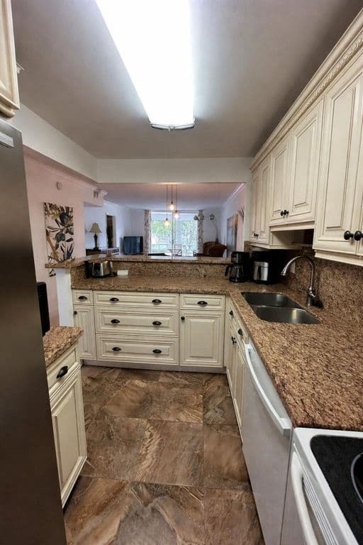 2+1 Condo — 400 SE 10th Street #202