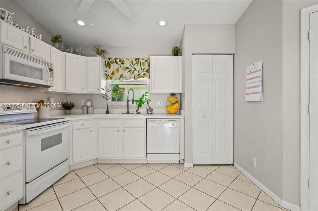 3+1 Müstakil ev — 112 Caribe Ct