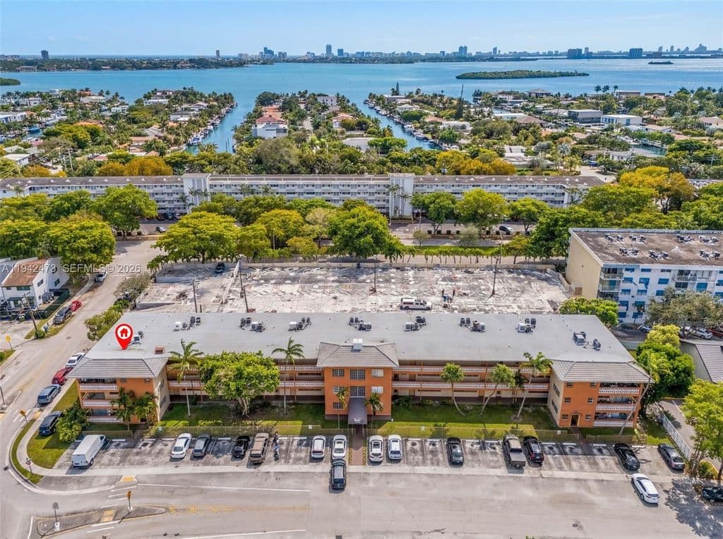 2-bedroom Condo — 11840 NE 19th Dr APT 9