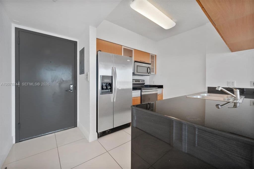 1+1 Condo — 1750 N Bayshore Dr APT 4011