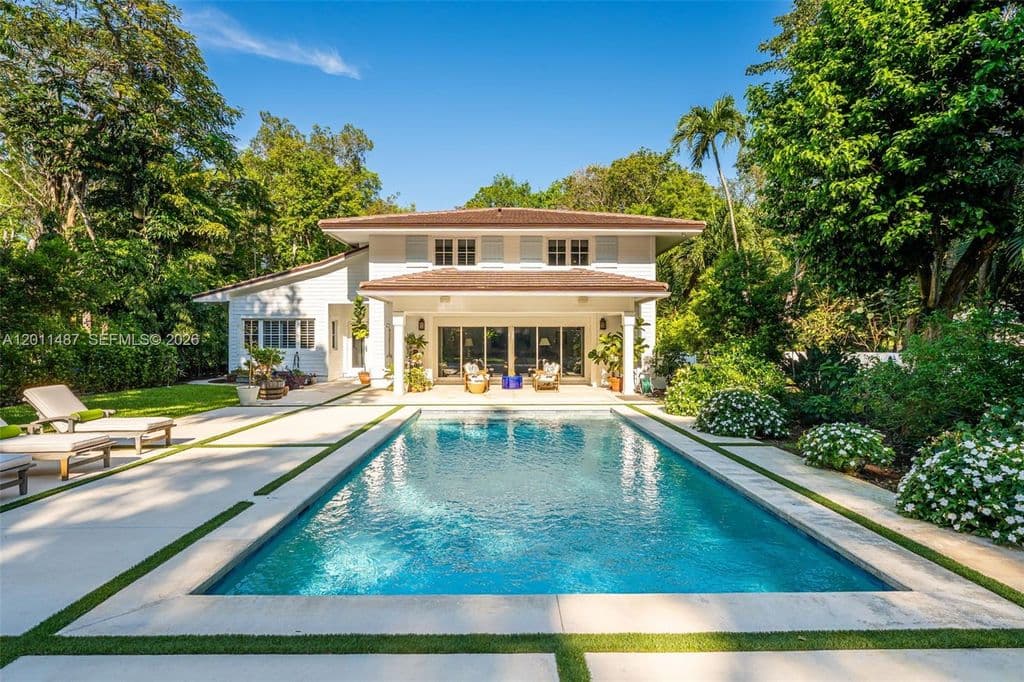 5-bedroom Single-Family Home — 4901 Hammock Park Dr