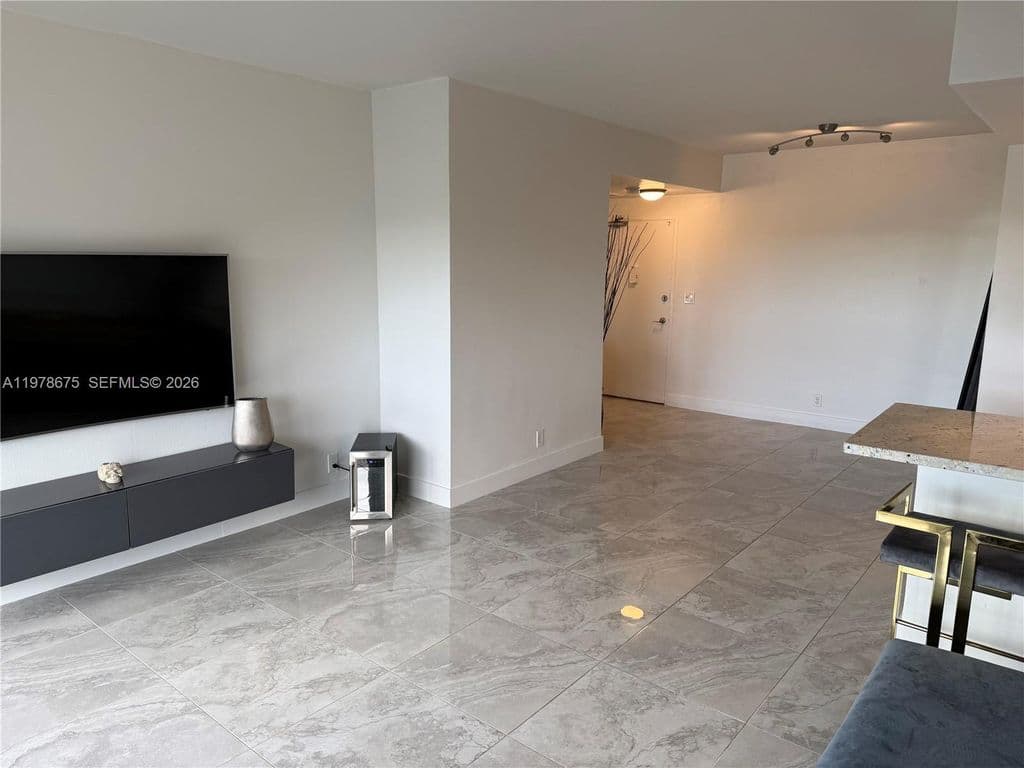 1+1 Condo — 880 NE 69th St APT 5Q