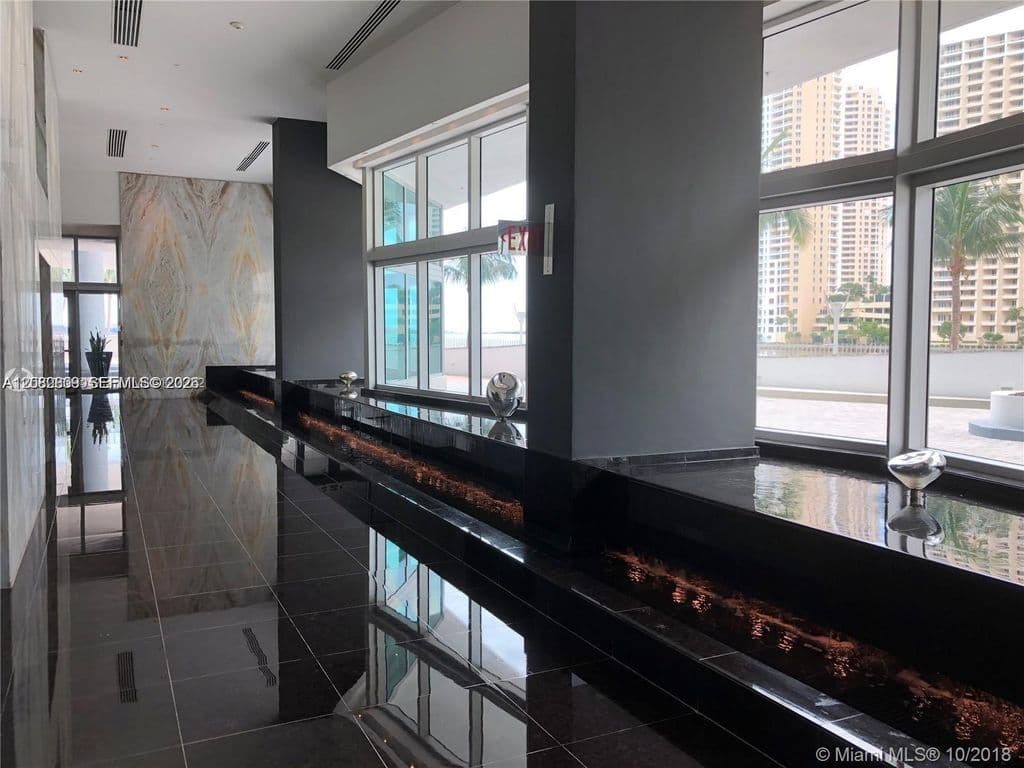 3+1 Condo — 325 Biscayne Blvd #1923