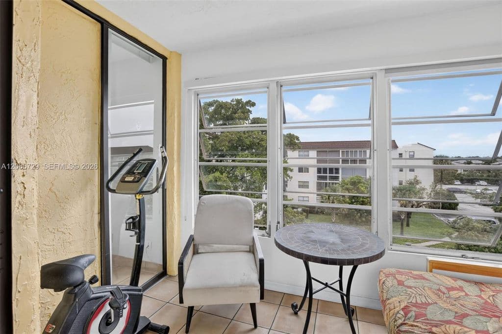 1+1 Condo — 2811 Somerset Dr APT 405