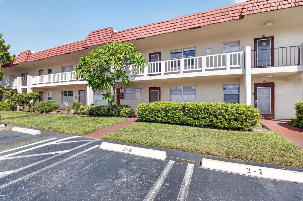 1+1 Condo — 2 Abbey Lane #205