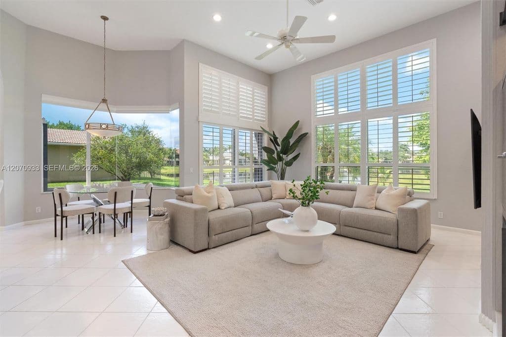 4-bedroom Single-Family Home — 2733 Meadowood Dr