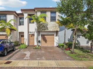4-bedroom Townhouse — 25345 SW 108th Ave, Homestead, 33032