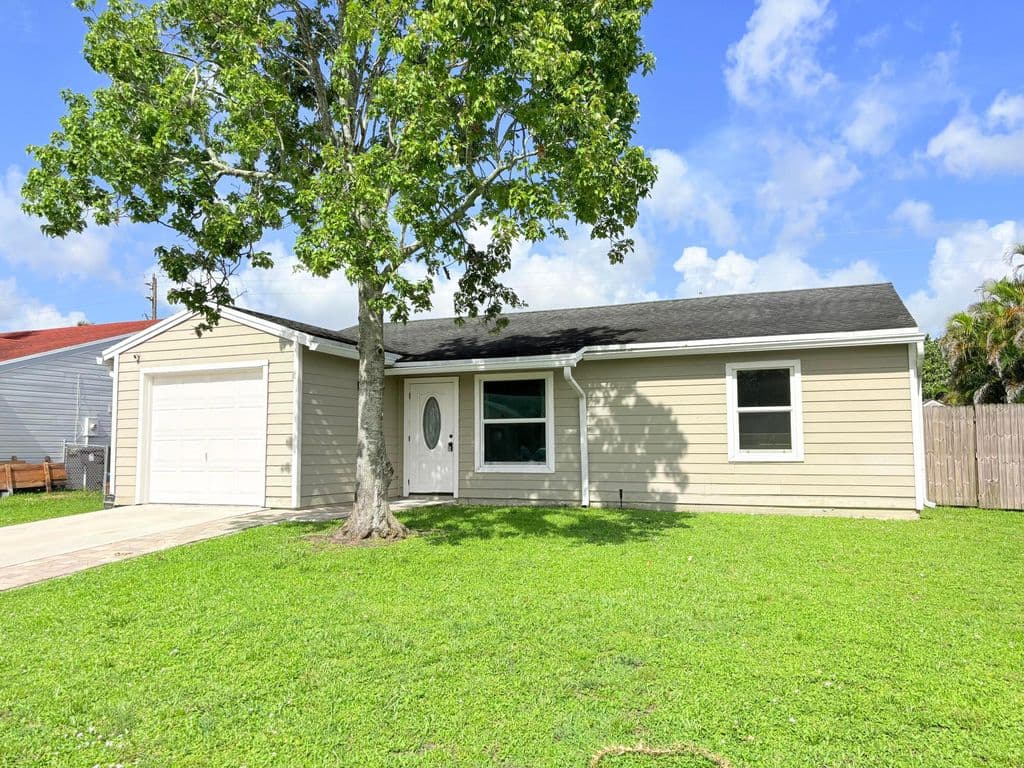 2-bedroom Single-Family Home — 5258 Canal Circle W