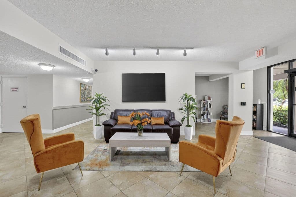 3-bedroom Condo — 3900 Oaks Clubhouse Drive #410