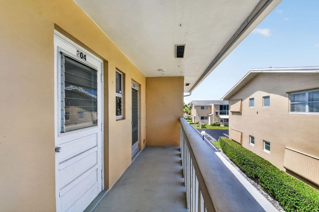 2+1 Condo — 2111 NE 1st Court #204