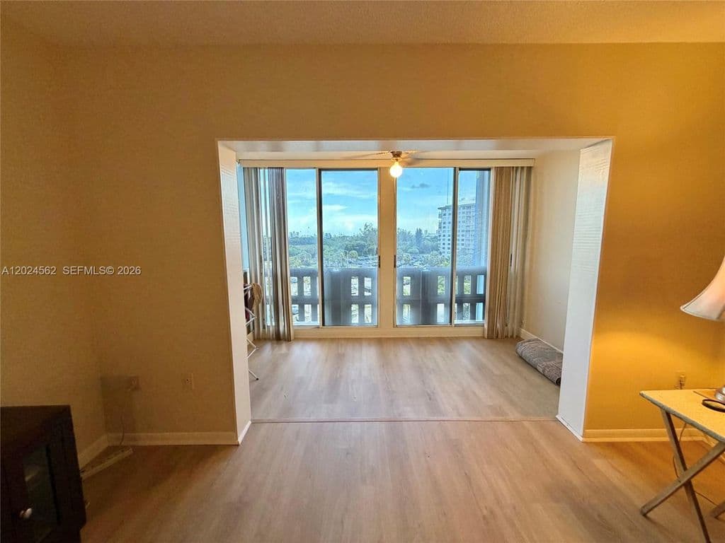 1+1 Condo — 4001 Hillcrest Dr APT 609